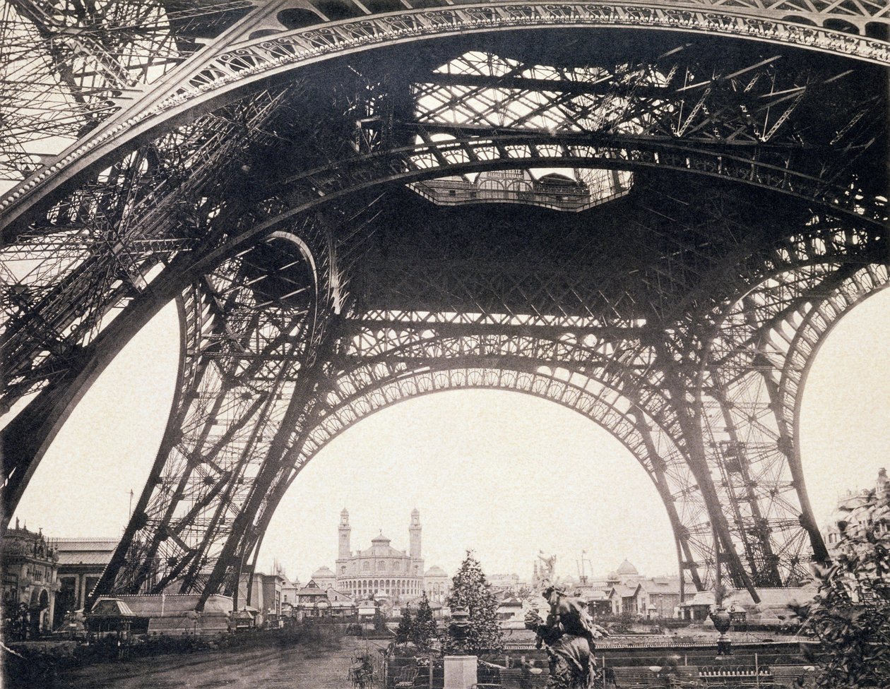 Sous la Tour Eiffel, avant de monter, extrait de L