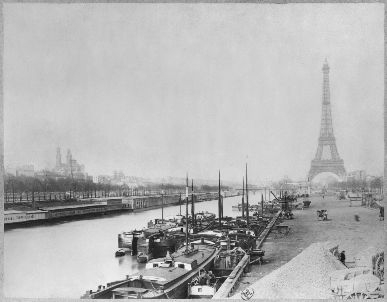 Vue des berges de la Seine et de la tour Eiffel, Paris - French Photographer
