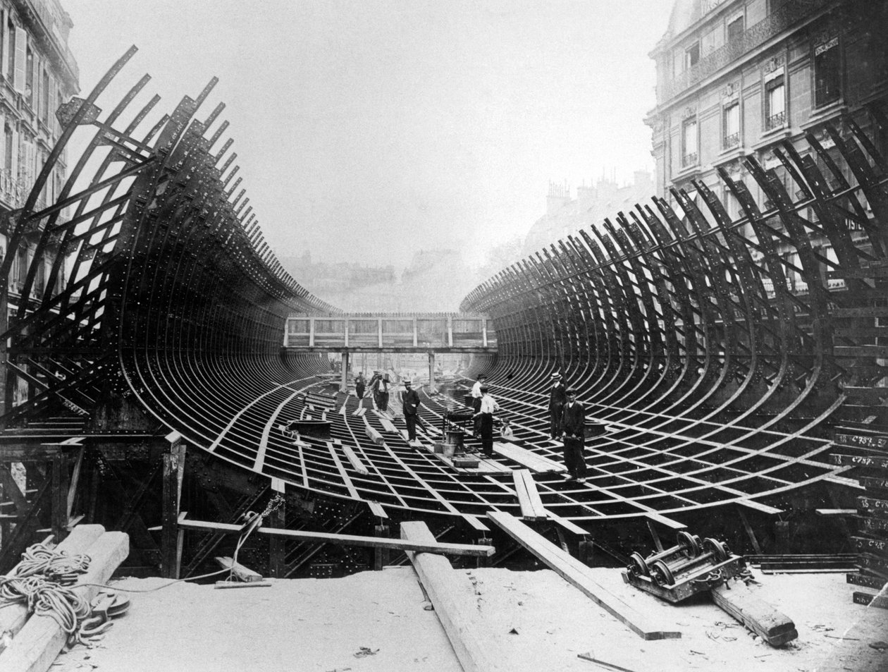Travaux sur le métro parisien à la Place Saint-Michel montrant la construction du caisson avant son placement dans la Seine, vers 1906 - French Photographer