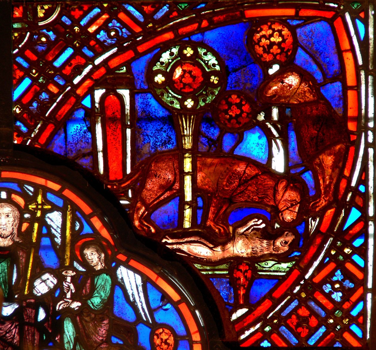 Fenêtre w0 représentant un lion et ses petits - French School
