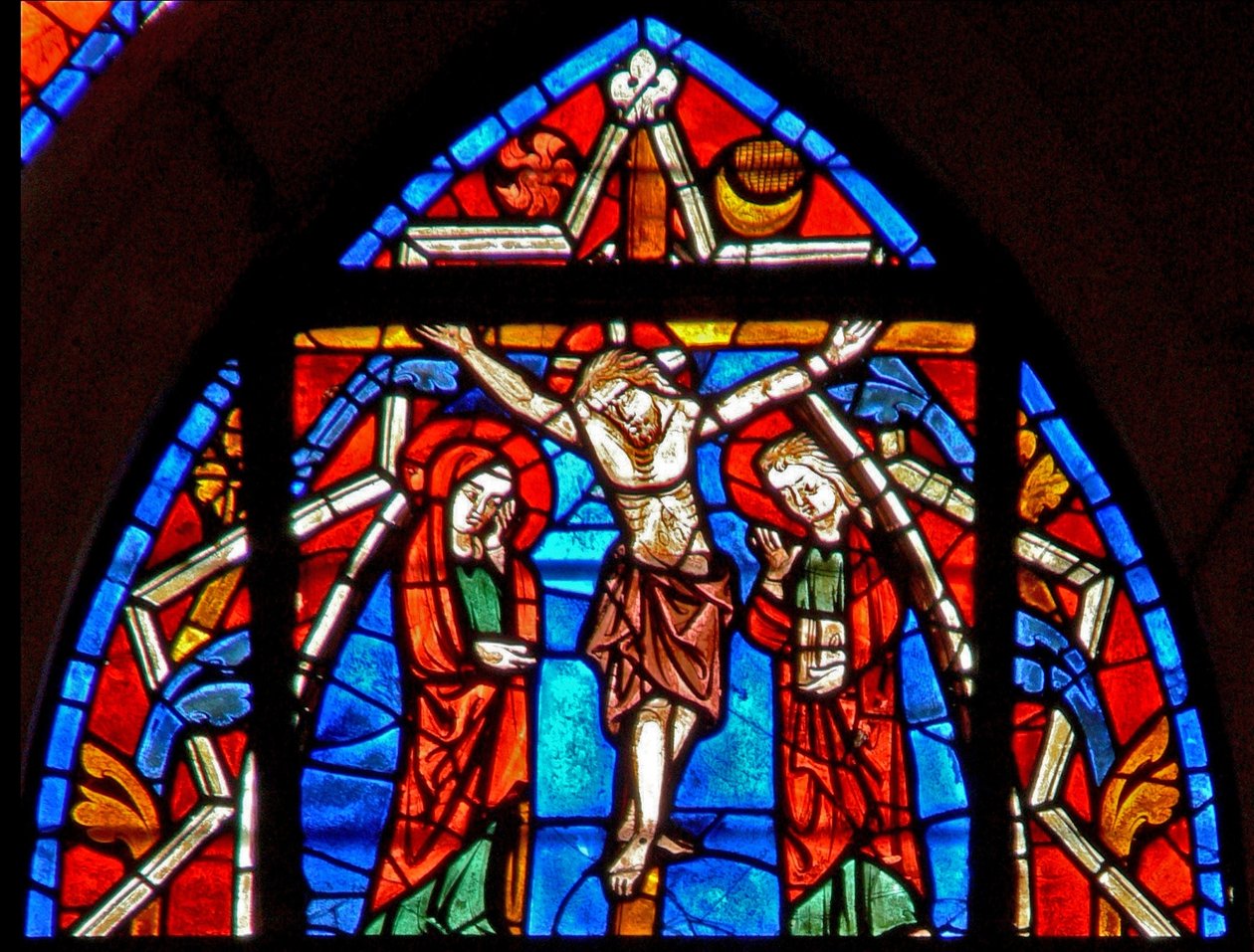 Fenêtre w107 représentant la Crucifixion - French School