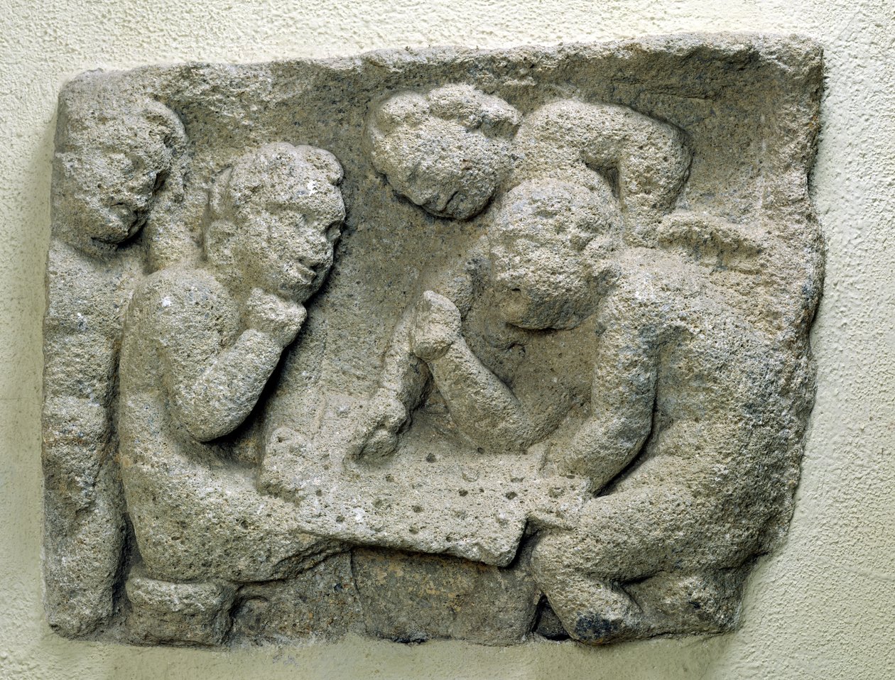 Putti jouant aux latronculi (pierres) - Gallo Roman