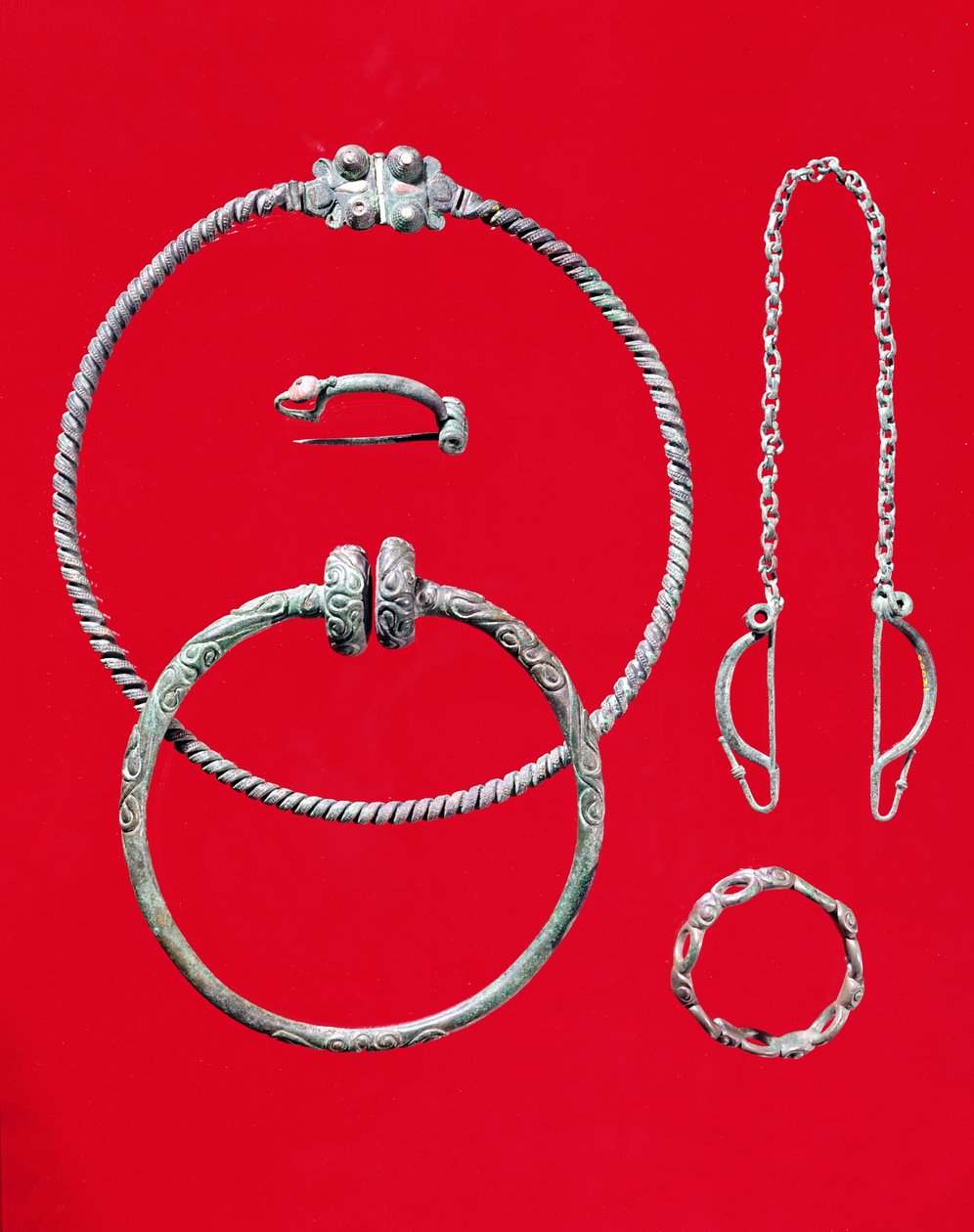 Sélection de bijoux, y compris une broche de Saint-Étienne-au-Temple, Marne, Tène I, c.475-300 av. J.-C. - Gaulish
