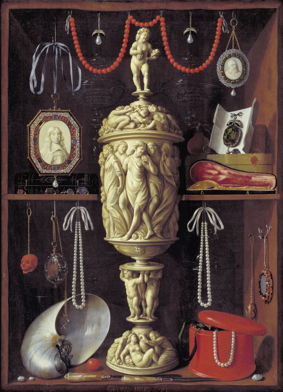 Un cabinet avec des objets d