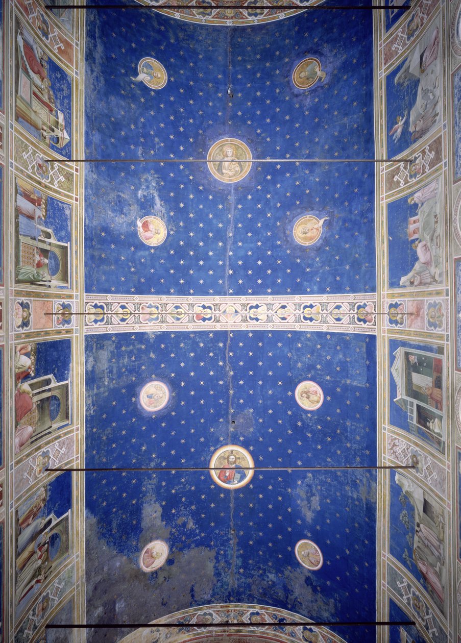 Vue de la voûte du plafond avec des médaillons représentant le Christ, la Vierge à l
