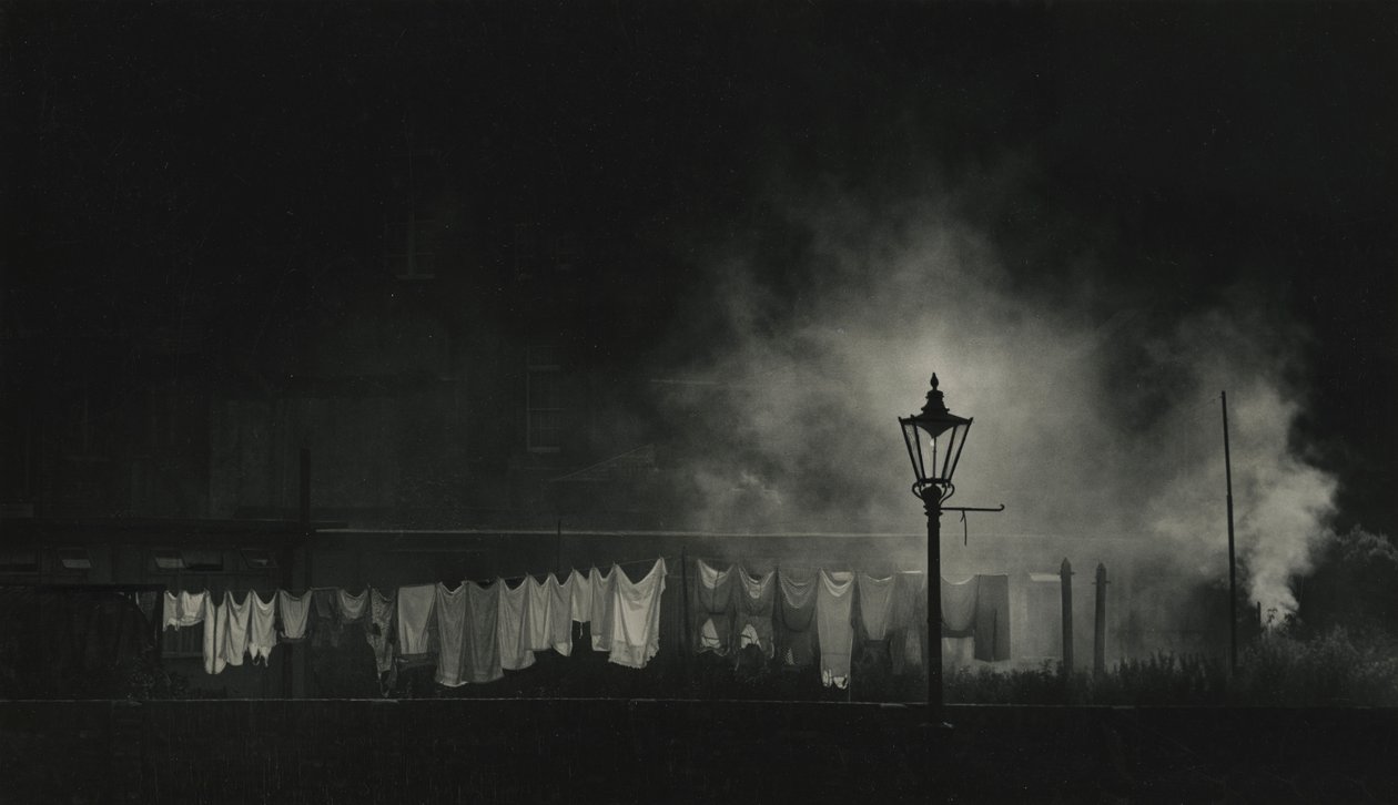 Corde à linge et fumée de train la nuit - Godfrey Macdominic