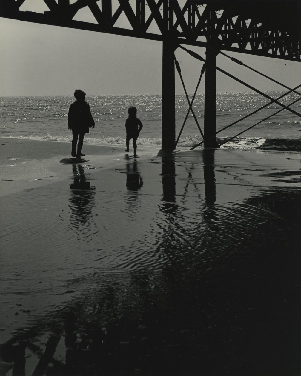 Deux enfants jouant à la plage - Godfrey Macdominic