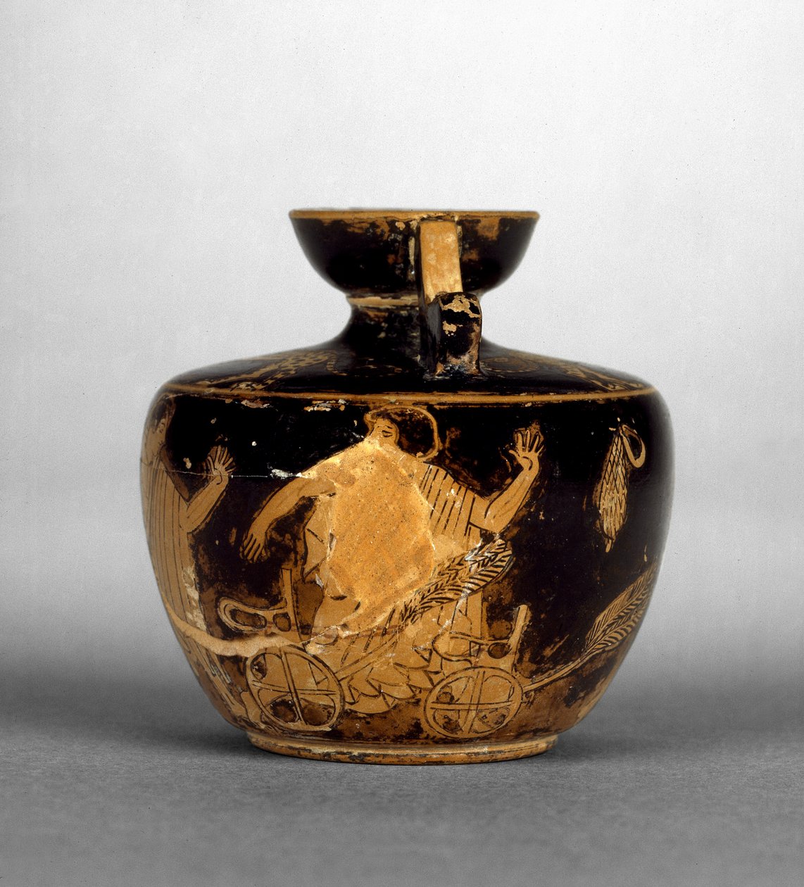 Aryballos à figures rouges attiques décoré de garçons jouant avec un char, vers 490 av. J.-C. (céramique) - Greek