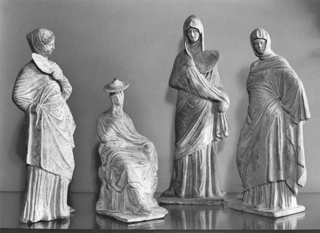 Groupe de femmes drapées, de Tanagra - Greek