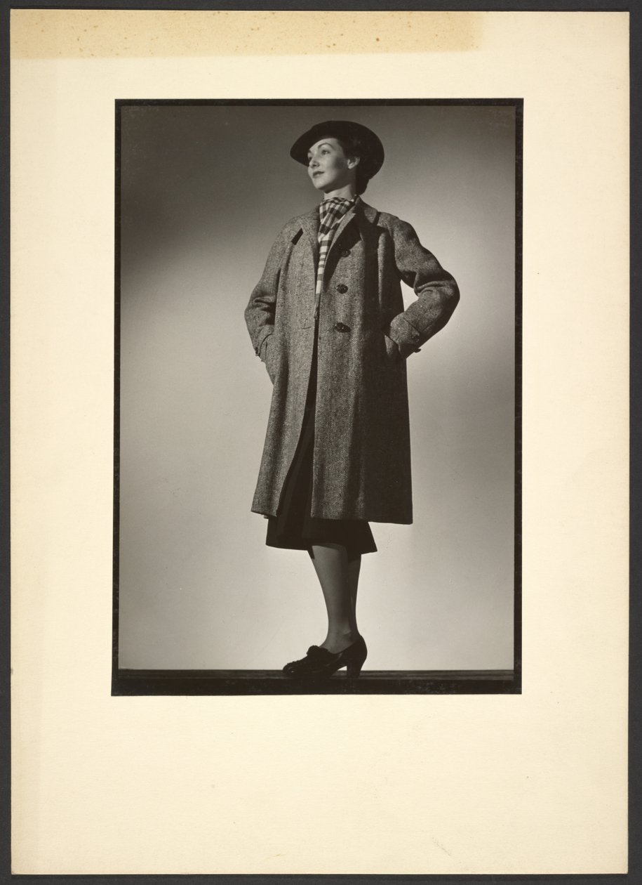 [Femme modelant un manteau] - Günther Krampf