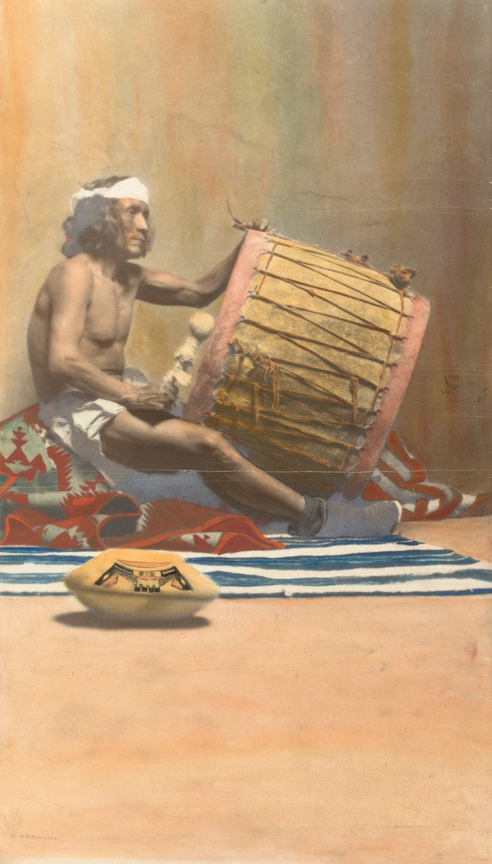 Musicien Hopi jouant du tambour, n.d. - H. R. Robinson