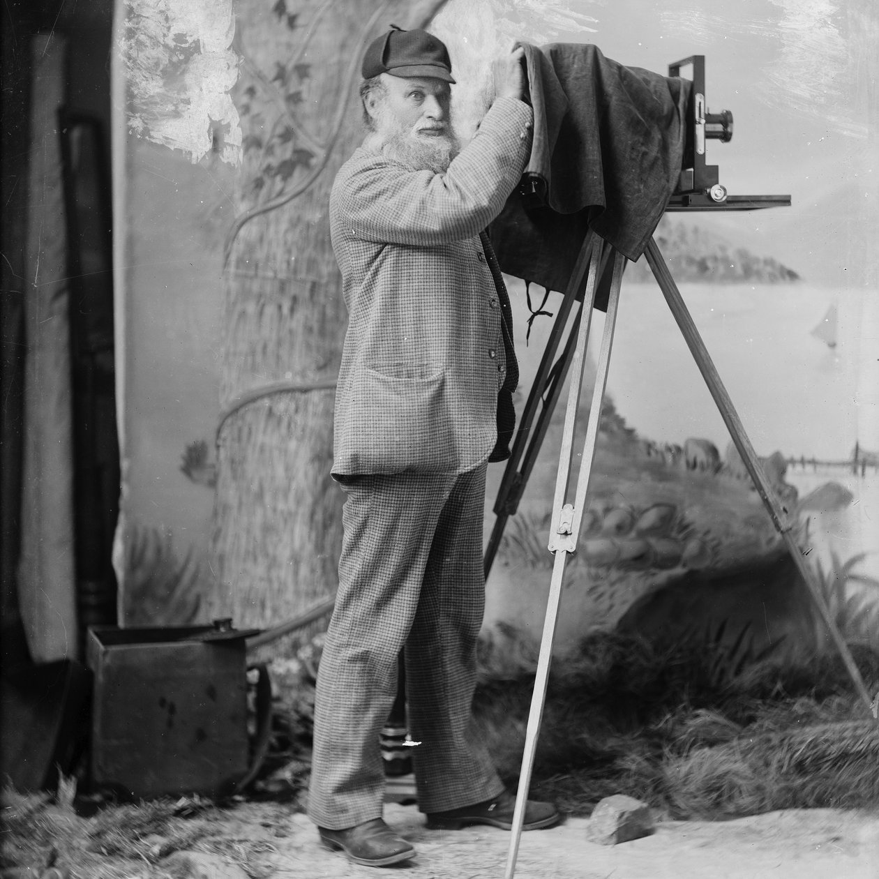 Photographe Richard Maynard avec une caméra de terrain sur trépied dans le studio de Hannah Maynard, Victoria, BC, années 1890 - Hannah Maynard