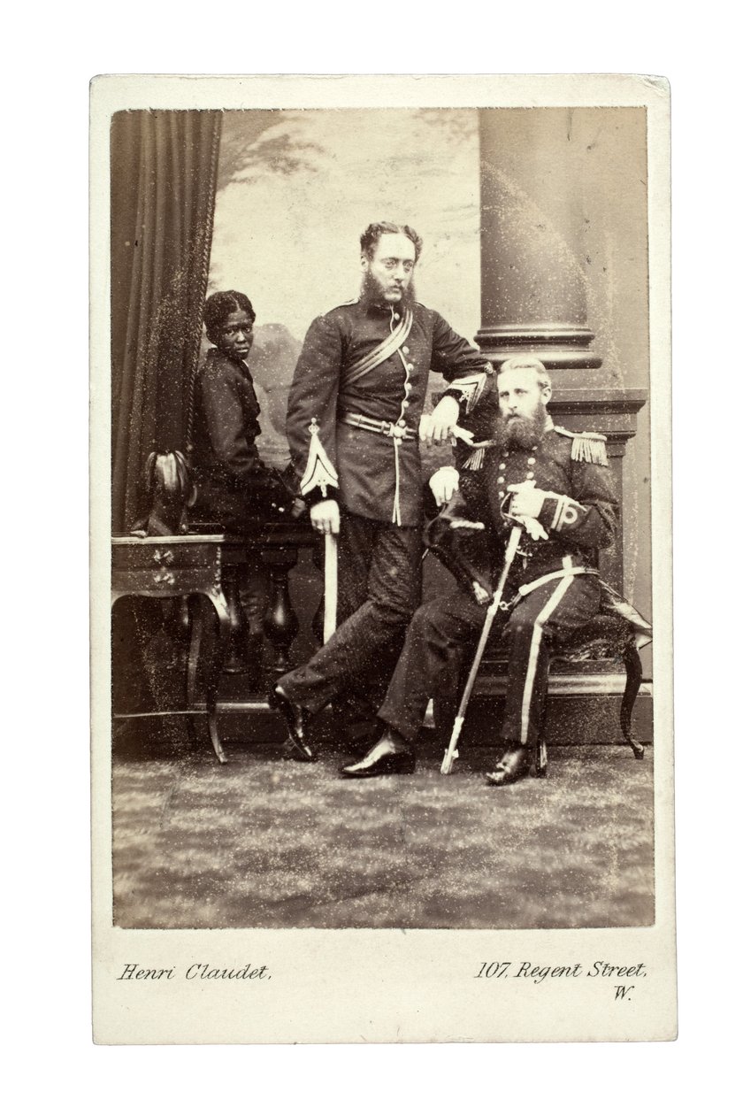 Officiers avec un garçon, Londres, années 1870 - Henri Claudet