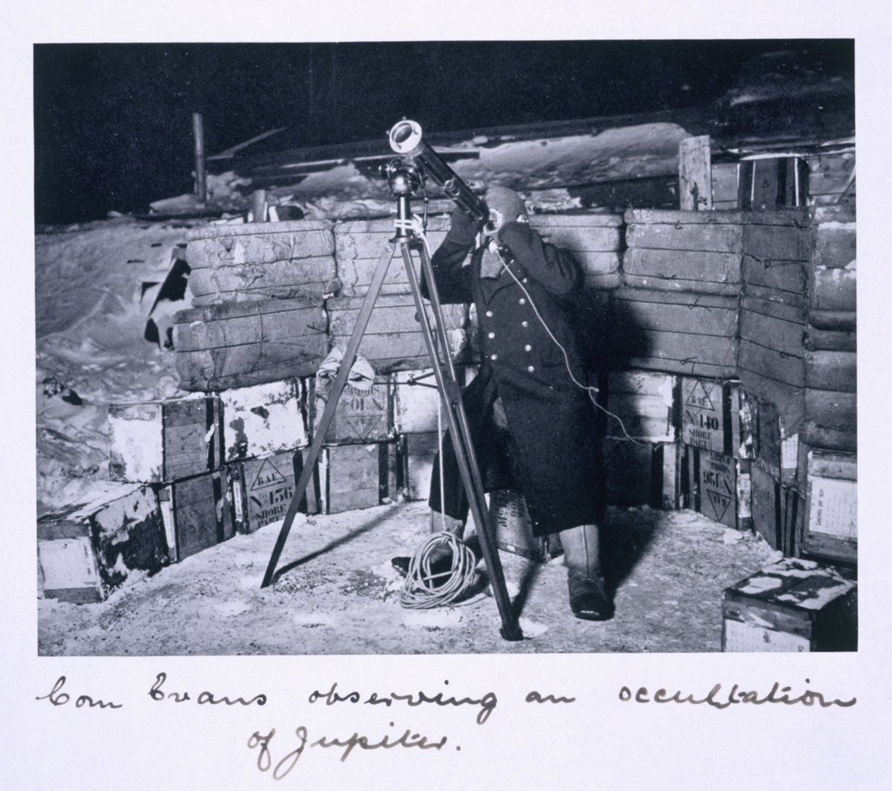 Le commandant Evans observant une occultation de Jupiter, de 