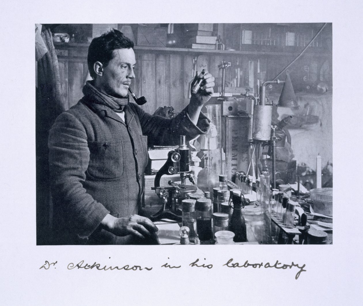 Dr. Atkinson dans son laboratoire, de 