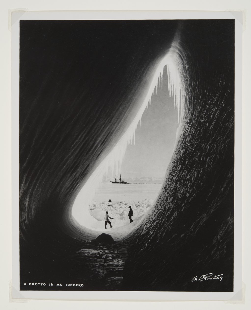 Une grotte dans un iceberg - Herbert Ponting