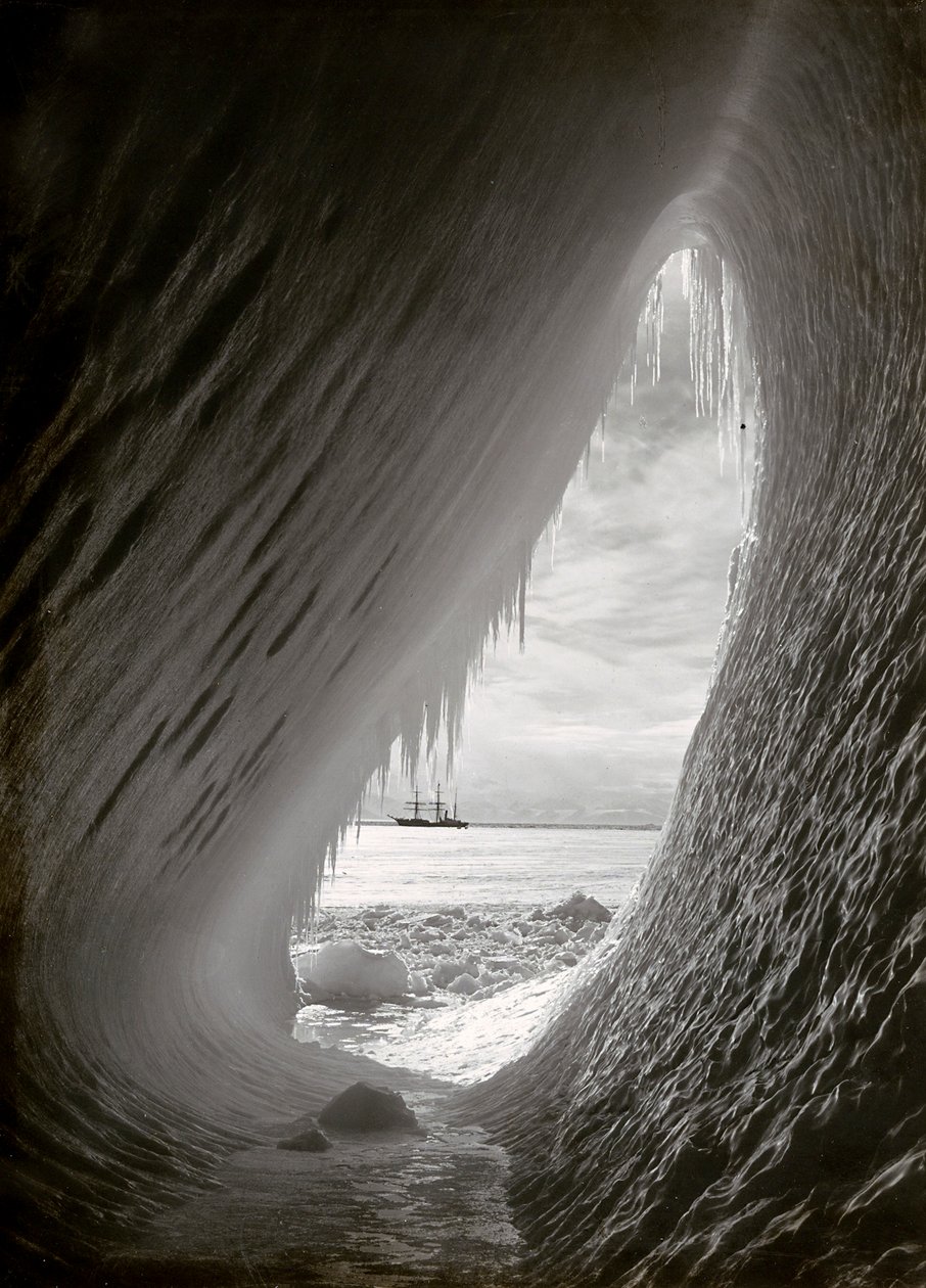 Grotte sculptée dans la glace - Herbert Ponting
