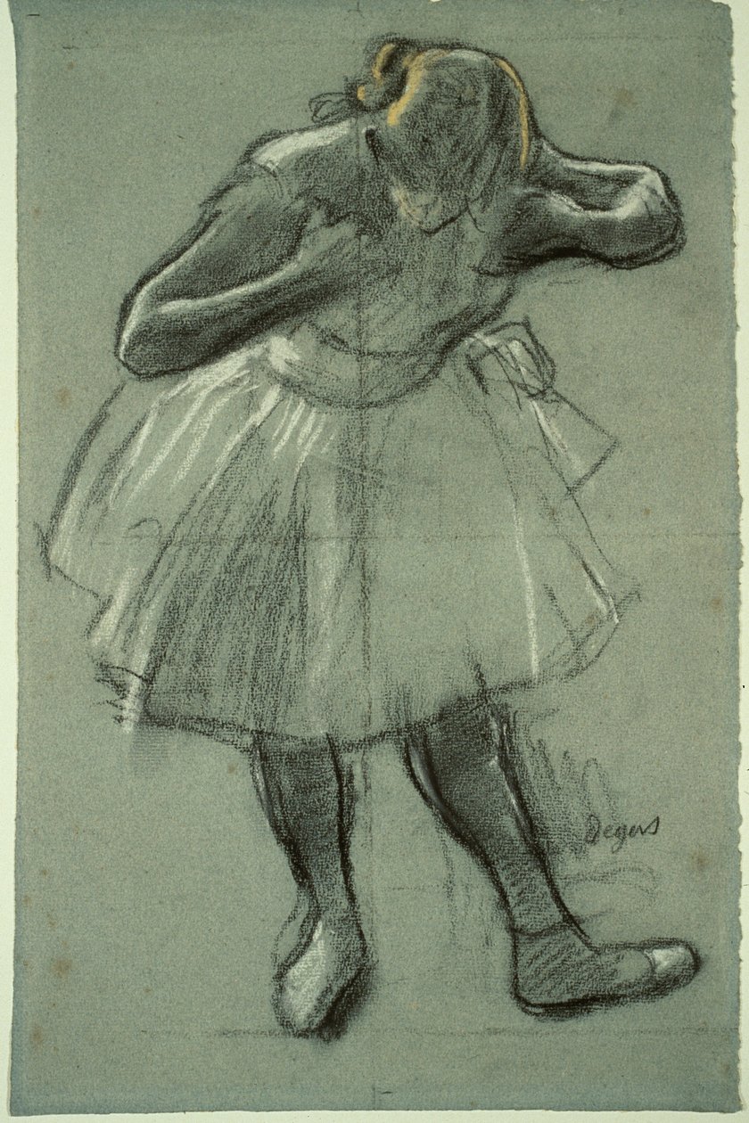 Danseuse se penchant vers l
