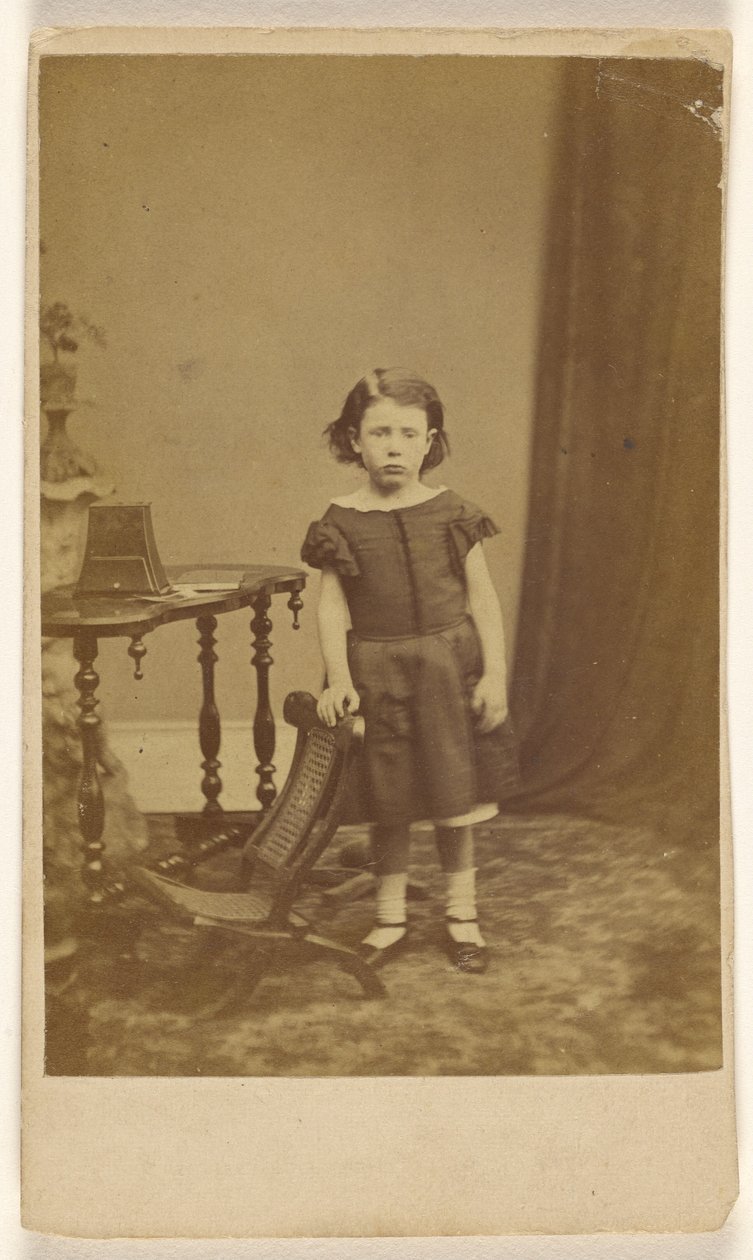 D.A. Totter [petite fille, debout] - I. Clarke