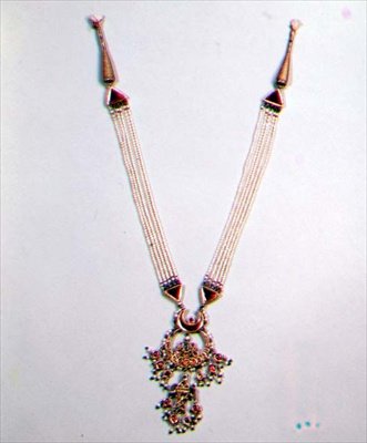 Collier en or, émaillé, orné de bijoux et de perles, de Jaipur - Indian School