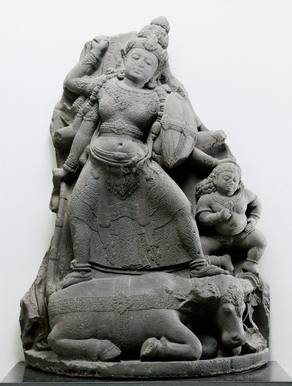 Durga tuant Mahisa, vers 1300 (pierre volcanique) - Indonesian School