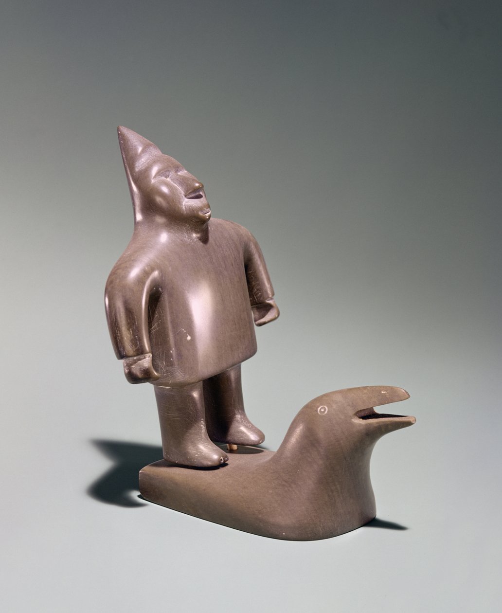 Figure mythologique debout sur une baleine, de Cape Dorset - Inuit School