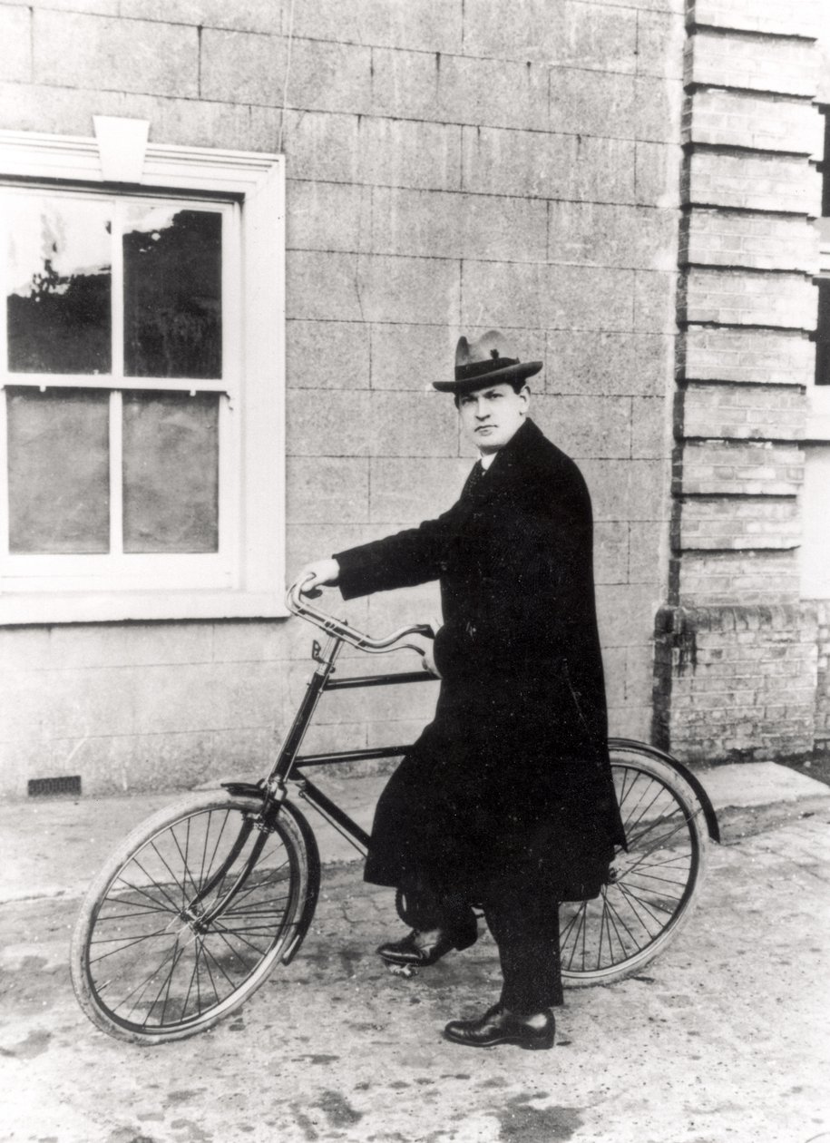 Michael Collins (1870-1922) avec son célèbre vélo - Irish Photographer