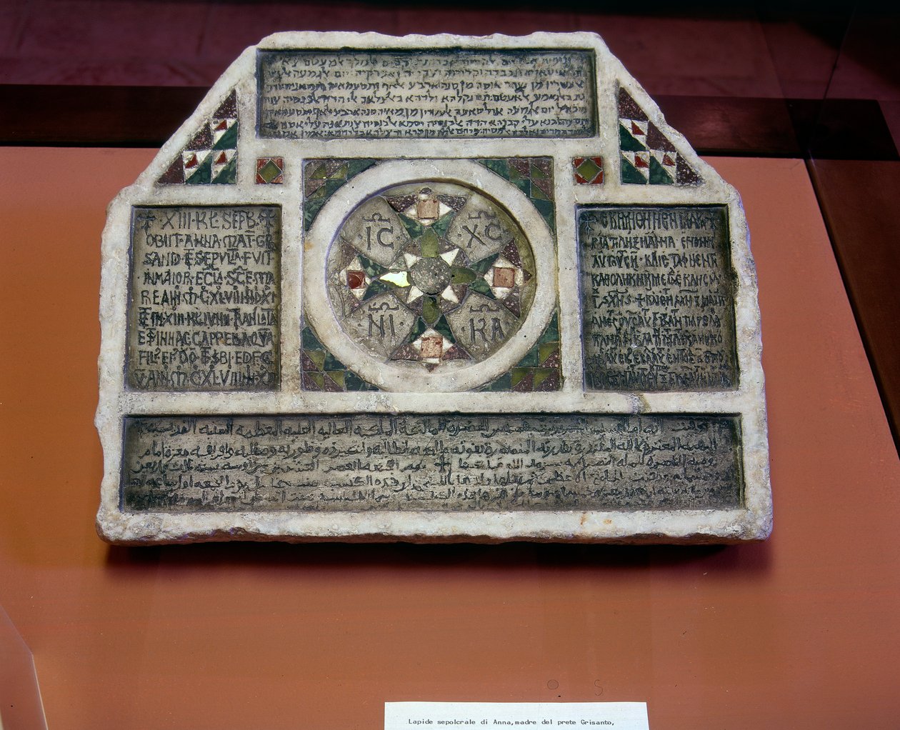 Pierre tombale avec inscriptions en quatre langues - Islamic School