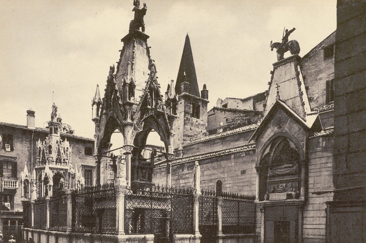 Vérone : Tombe des Scaligeri (photo n/b) - Italian Photographer