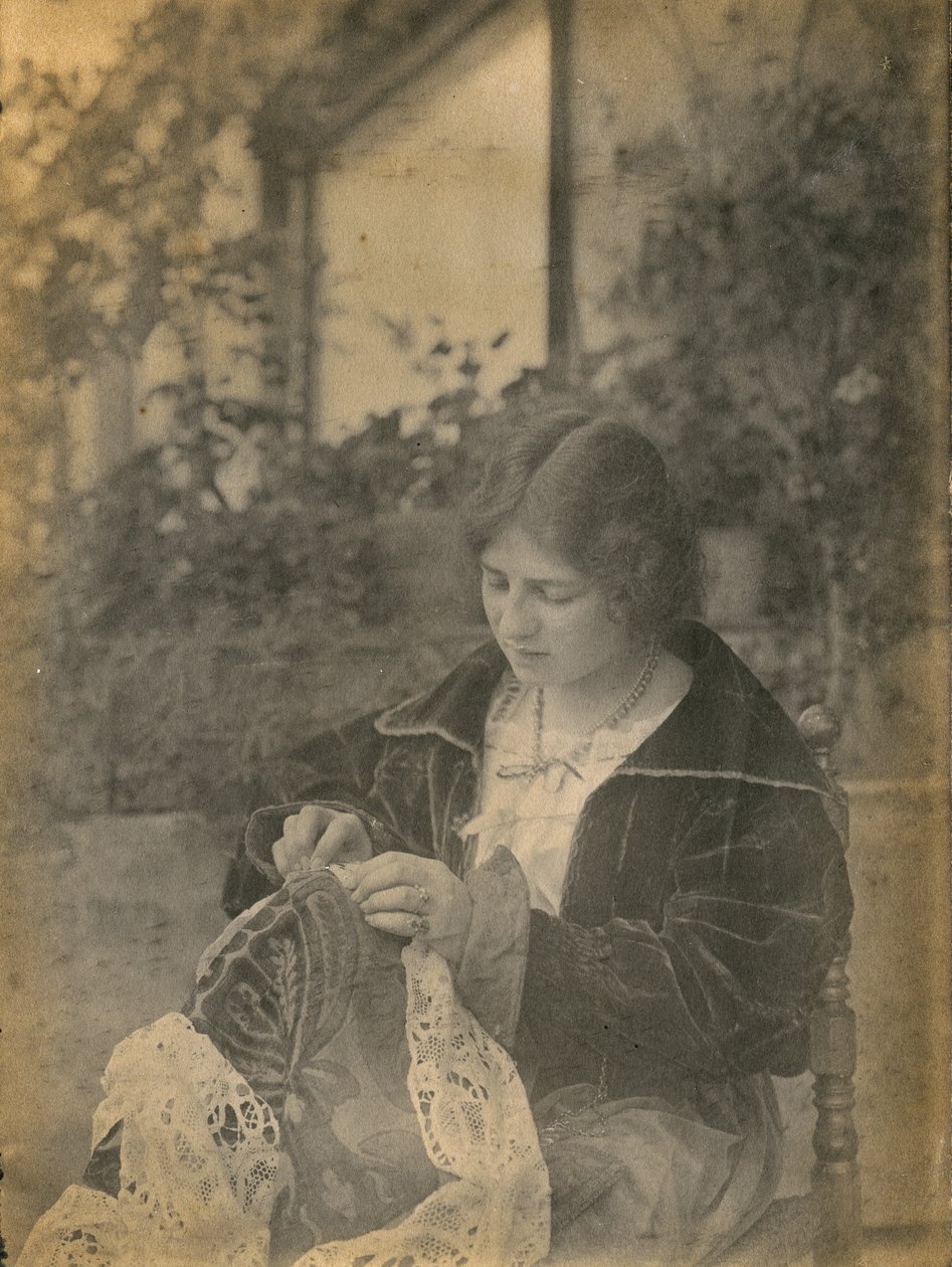 Femme cousant une robe en dentelle, Italie, vers 1910 - Italian Photographer