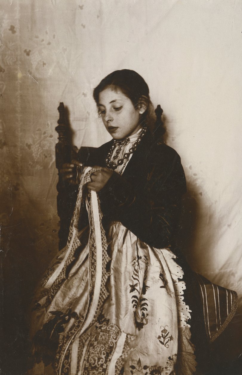 Jeune femme cousant, Toscane, Italie, vers 1910 - Italian Photographer