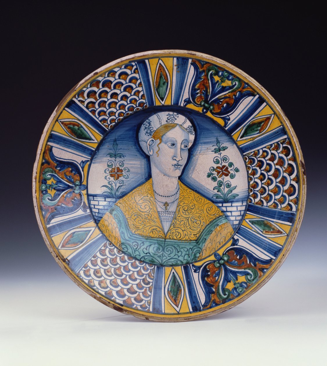 Un grand plat de portrait de Deruta, vers 1530 - Italian School