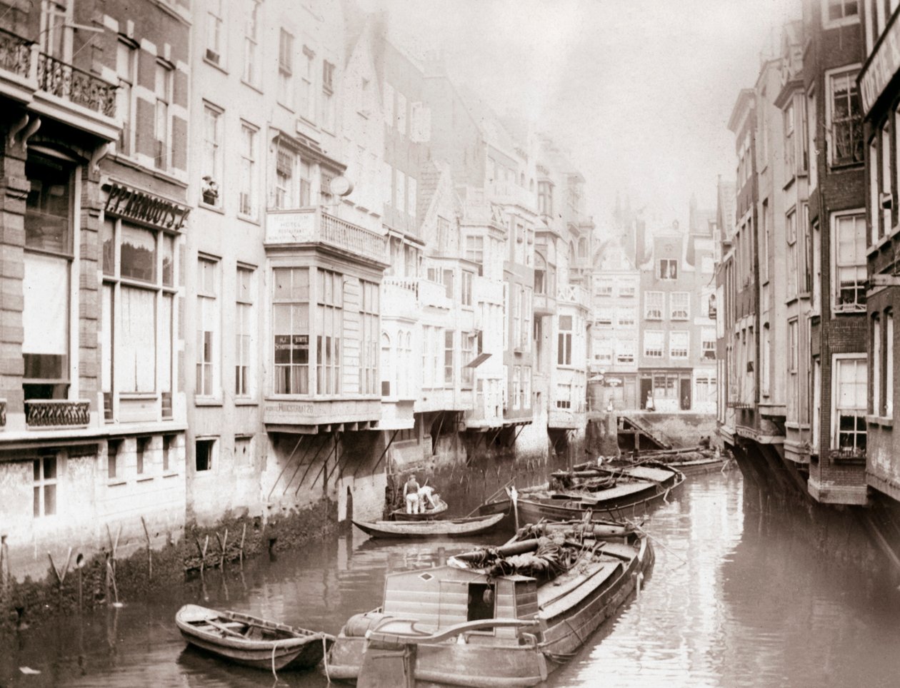 Bateaux sur le canal, Amsterdam - James Batkin