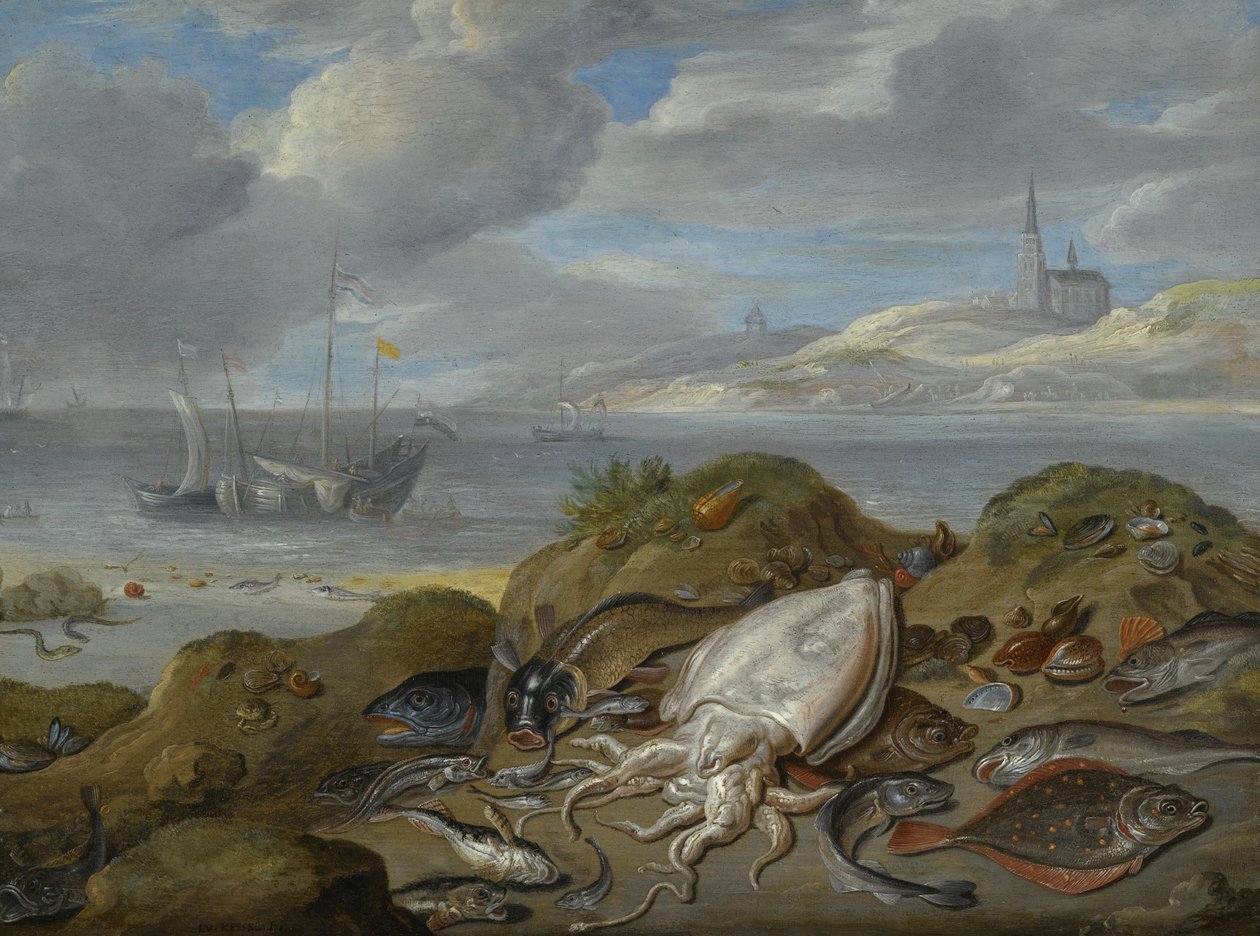 Nature morte avec seiche, plie, morue, moules et autres poissons sur une dune, une église au-delà d