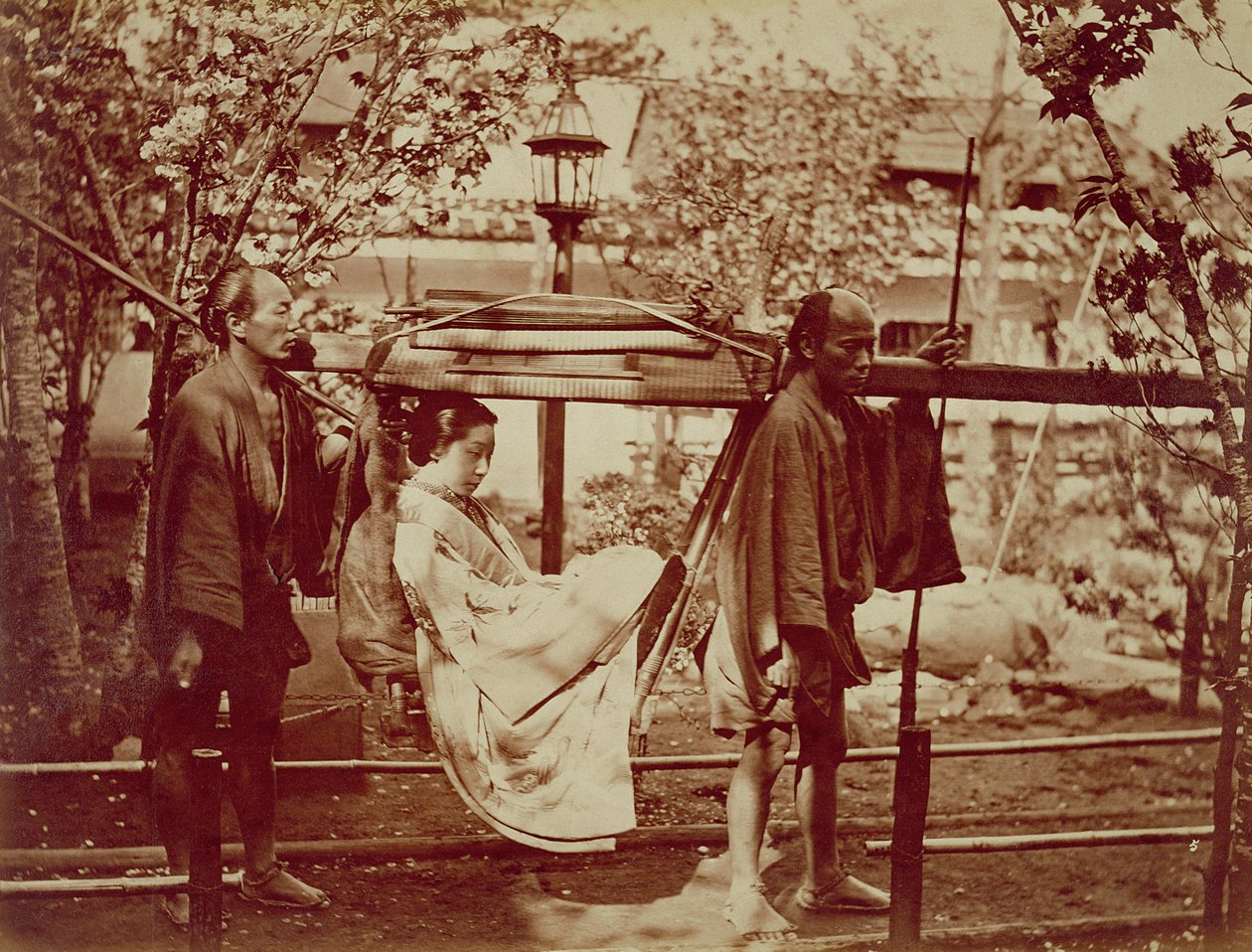 Une geisha portée dans une litière - Japanese Photographer