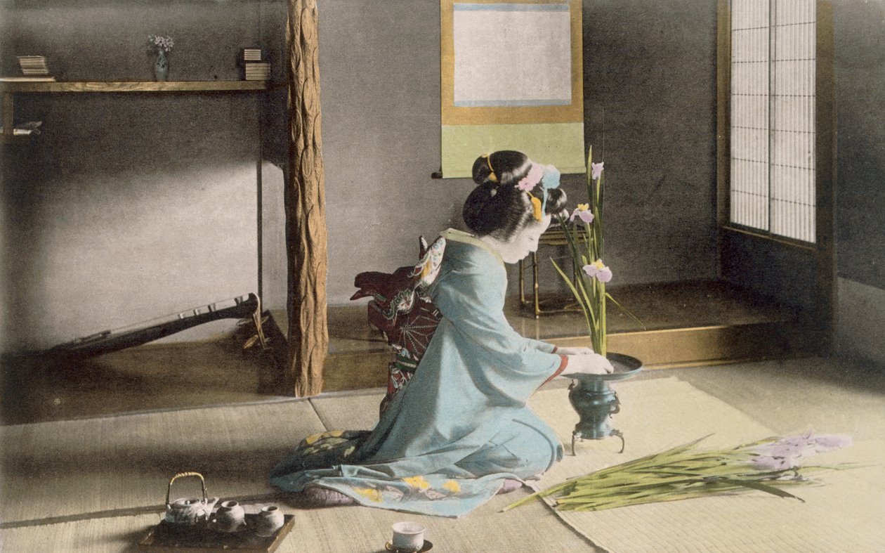 Fille arrangeant des fleurs - Japanese Photographer