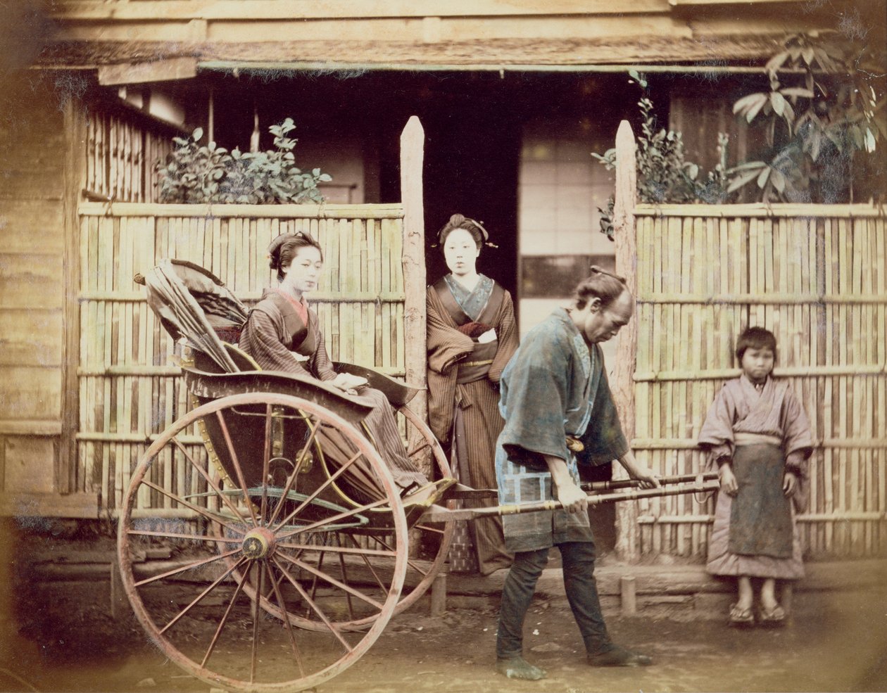 Dame dans un pousse-pousse, c.1890s (photo colorisée) - Japanese Photographer