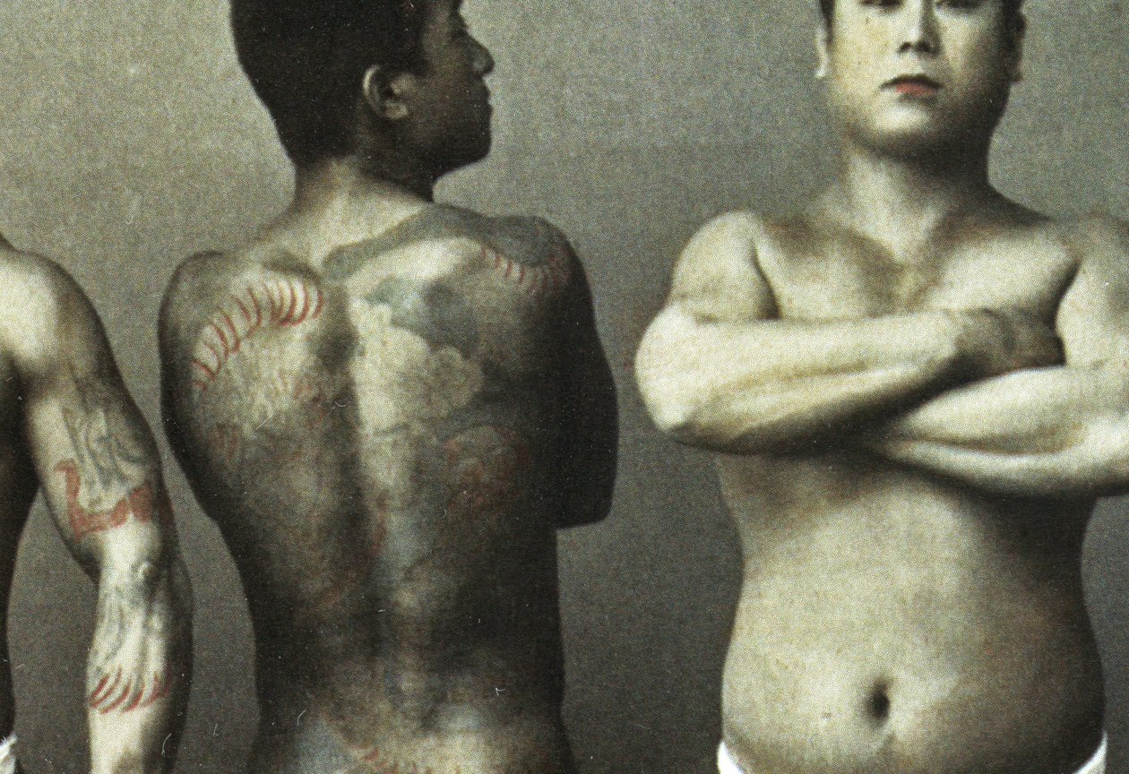 Homme avec tatouage traditionnel japonais Irezumi, c.1880 (photo albuminée colorée à la main) (détail) - Japanese Photographer