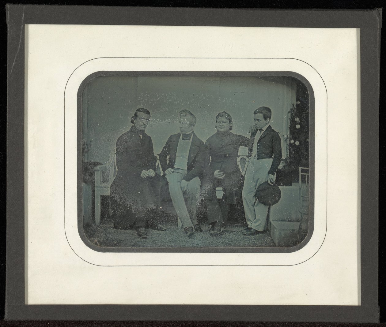 (Portrait de groupe de quatre membres du cercle d