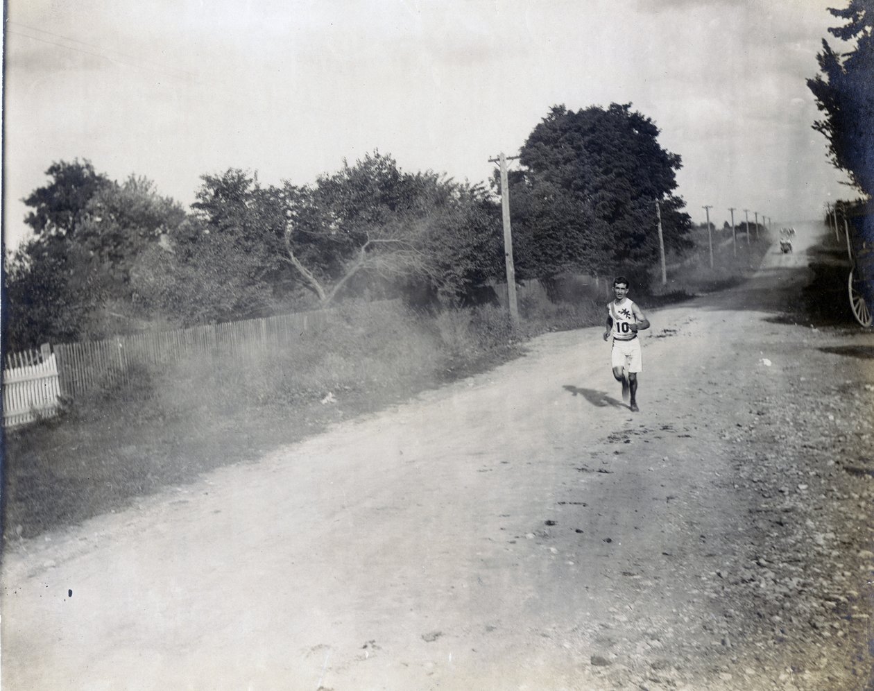 Sam Mellor du Mohawk Athletic Club courant seul, le long de la route en terre, dans la course marathon des Jeux olympiques de 1904 - Jessie Tarbox Beals