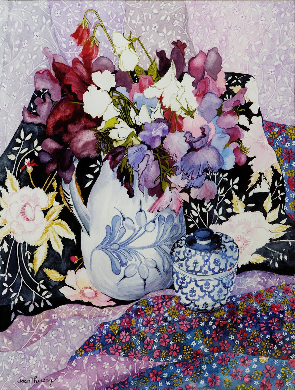 Pois de senteur dans un pichet bleu et blanc avec pot bleu et blanc et textiles - Joan Thewsey