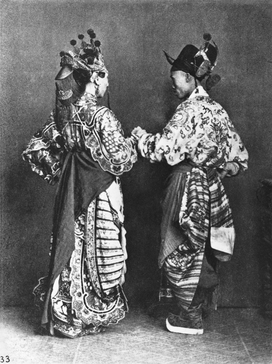 Acteurs chinois de dos, vers 1870 - John Thomson