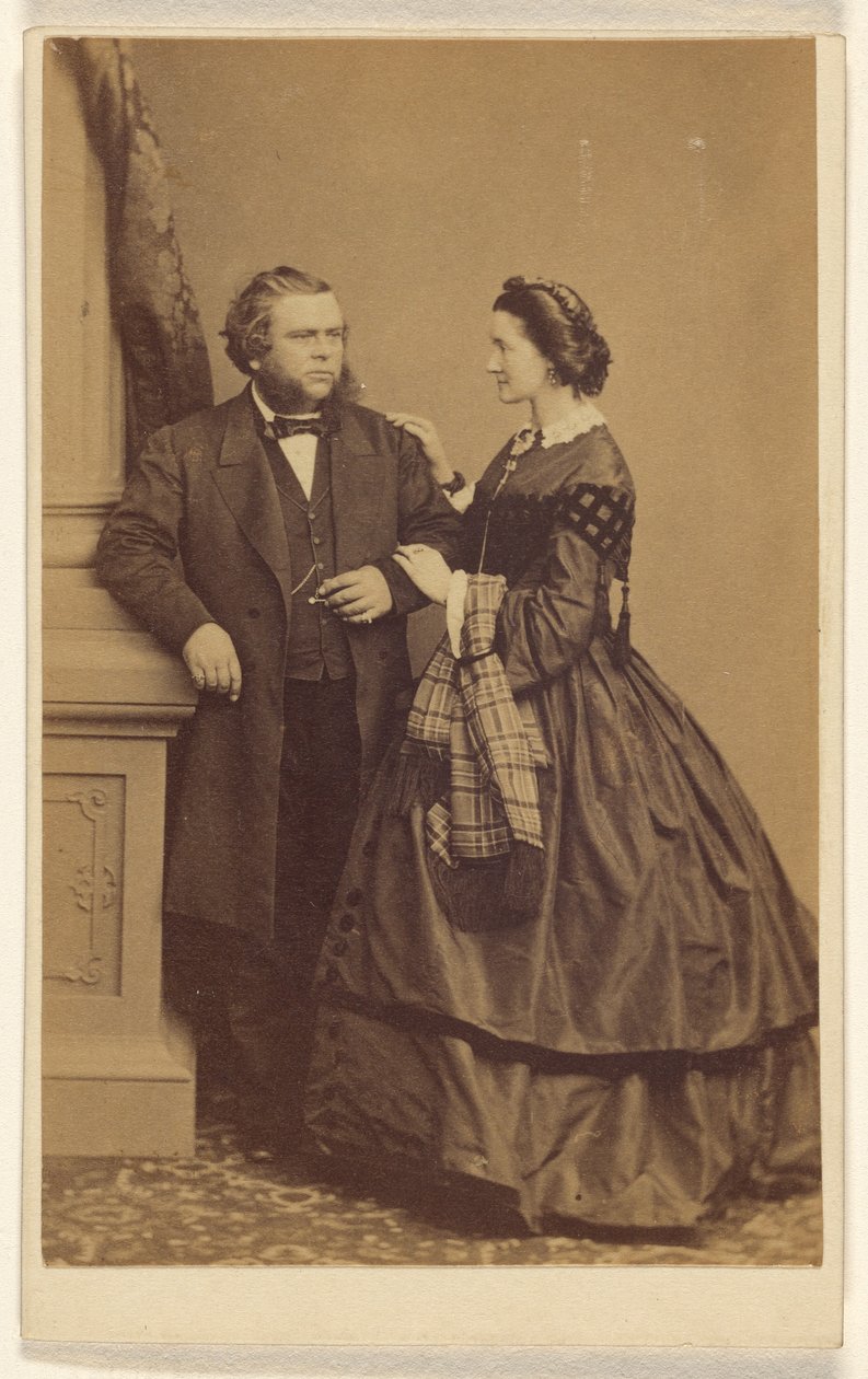 [Couple non identifié, debout] - John Jabez Edwin Mayall