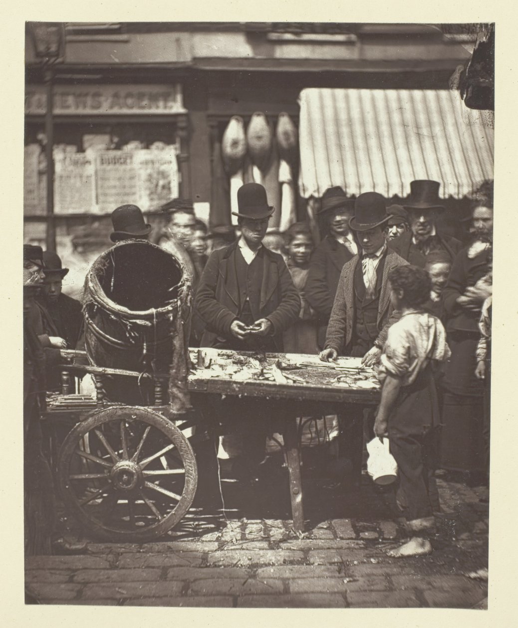 Poisson bon marché de St. Giles, 1881 - John Thomson