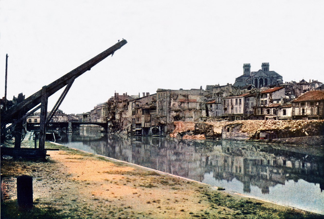 La Meuse et Verdun avec des bâtiments gravement endommagés le long de la rivière, septembre 1916 - Jules Gervais Courtellemont