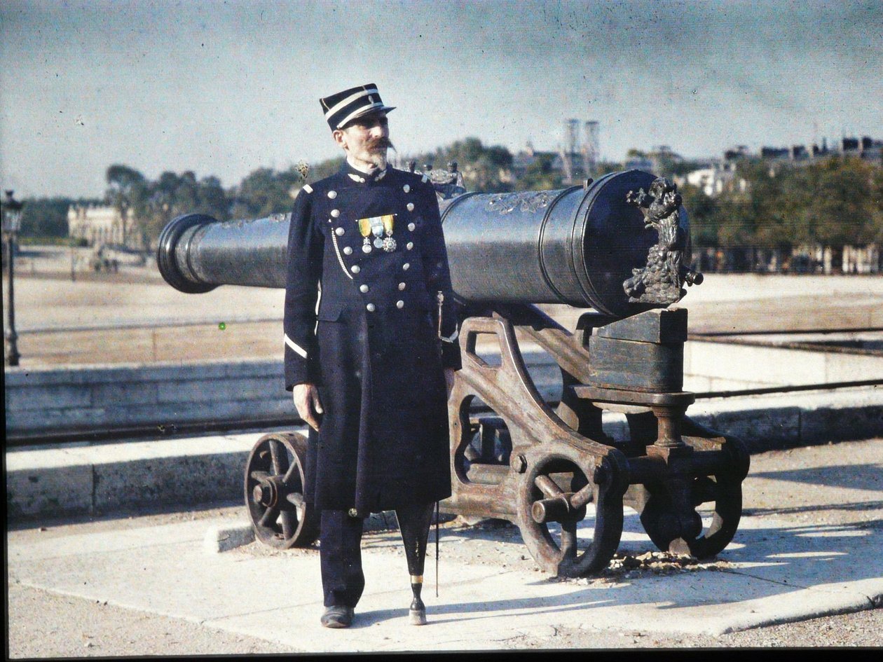 Un soldat en uniforme avec trois médailles à côté d
