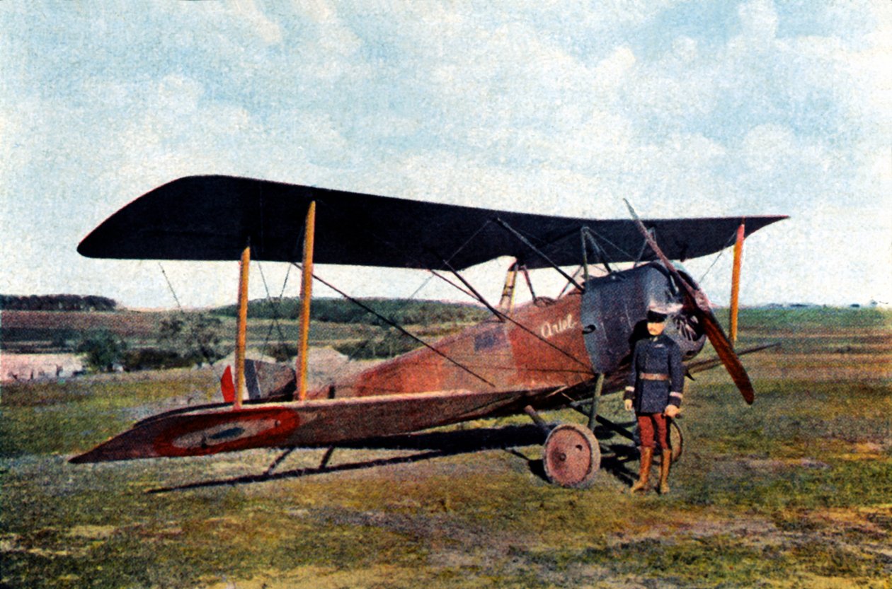Le capitaine Robert de Beauchamp à côté de son chasseur britannique Sopwith après son retour d