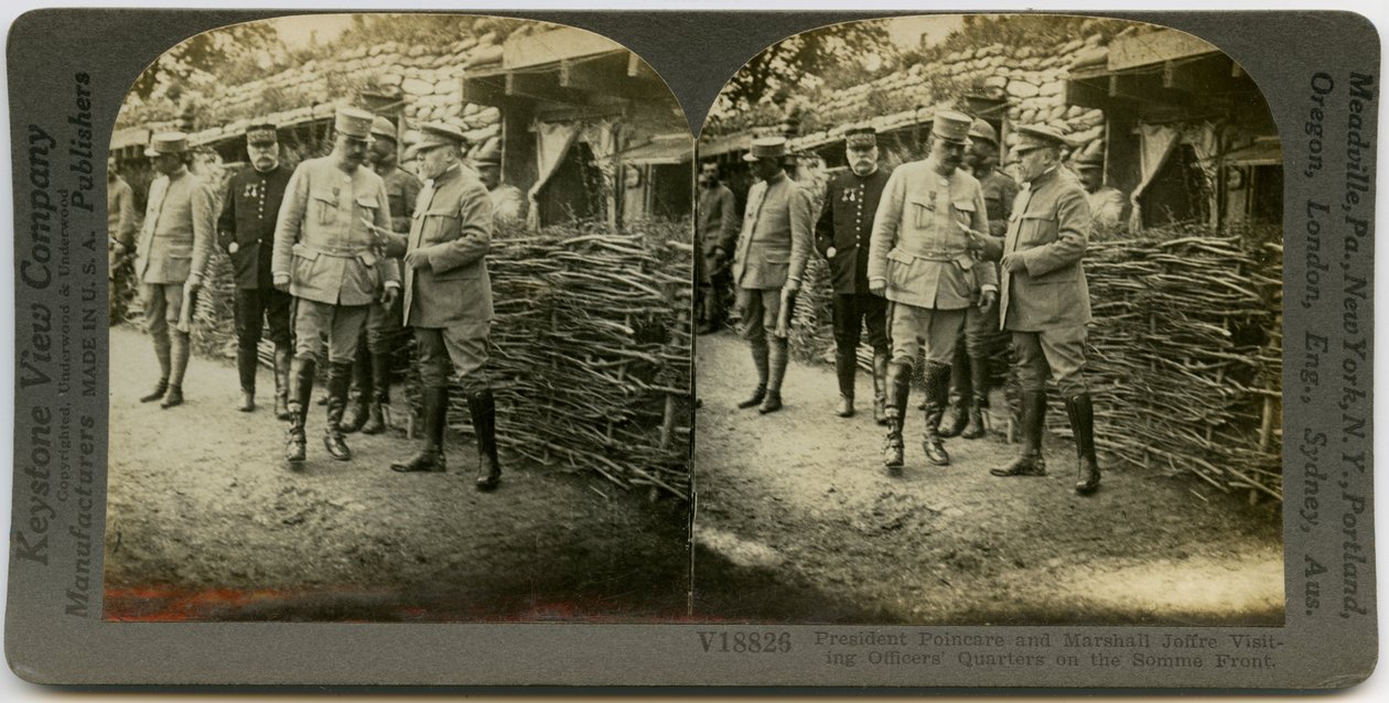 Carte stéréoscopique sépia horizontale montrant le président français Raymond Poincaré et le maréchal Joseph Joffre rencontrant des officiers en uniforme - Keystone View Company