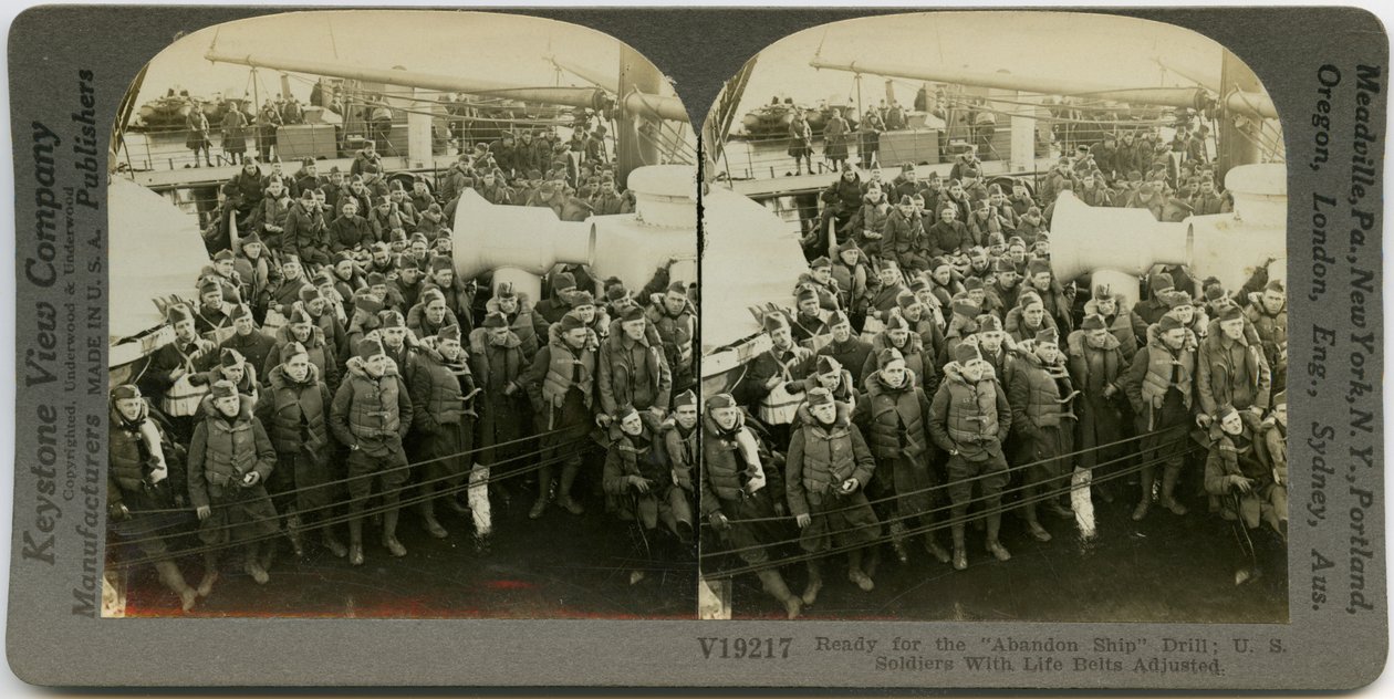 Carte stéréoscopique horizontale sépia montrant des soldats américains en uniforme portant des gilets de sauvetage debout et assis sur le pont d