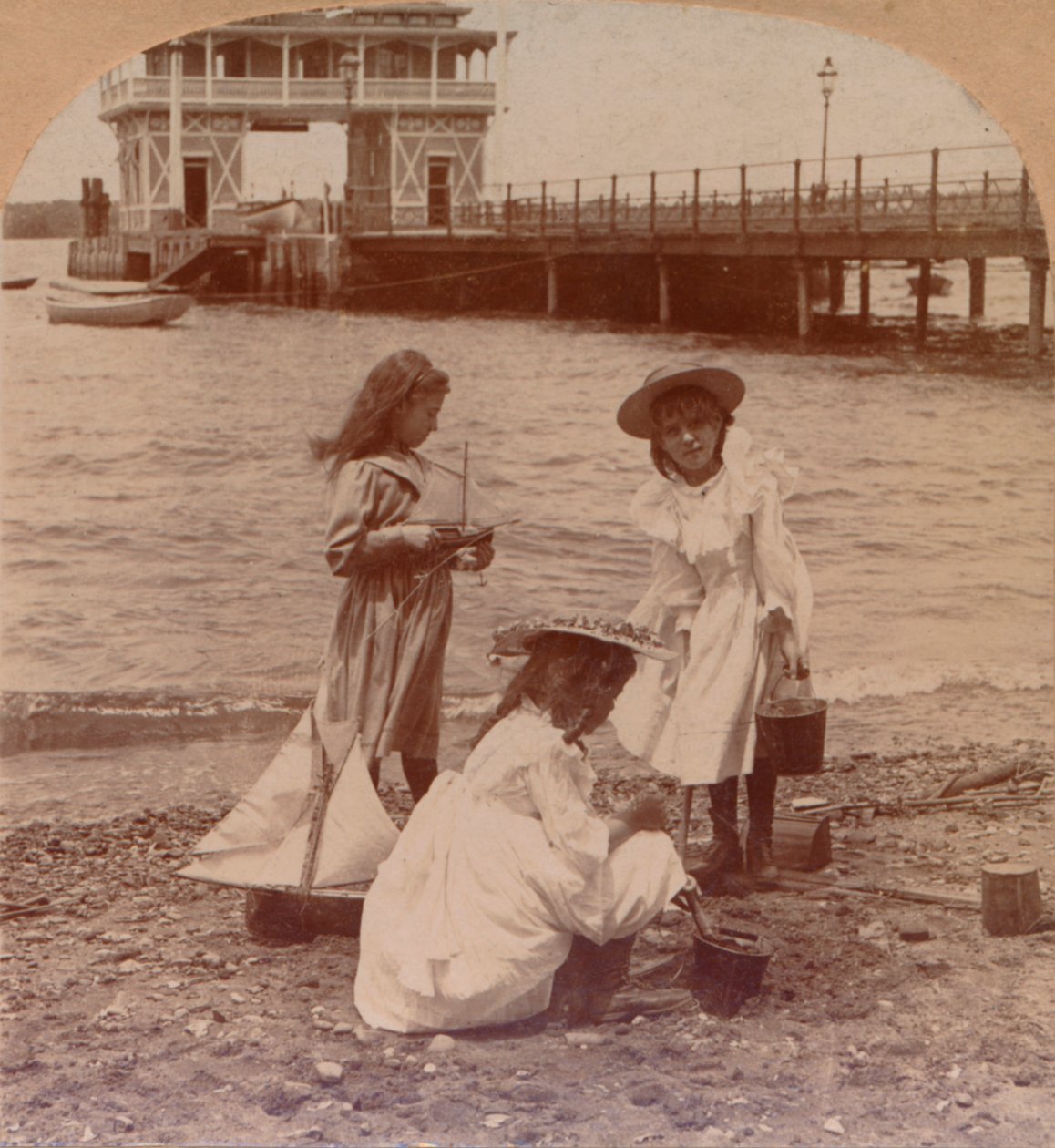 Jouer sur la plage c1900 - Keystone View Company